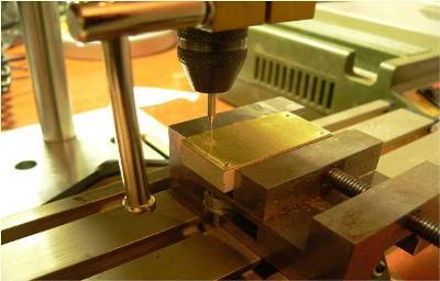 Процесс просверливания отверстий